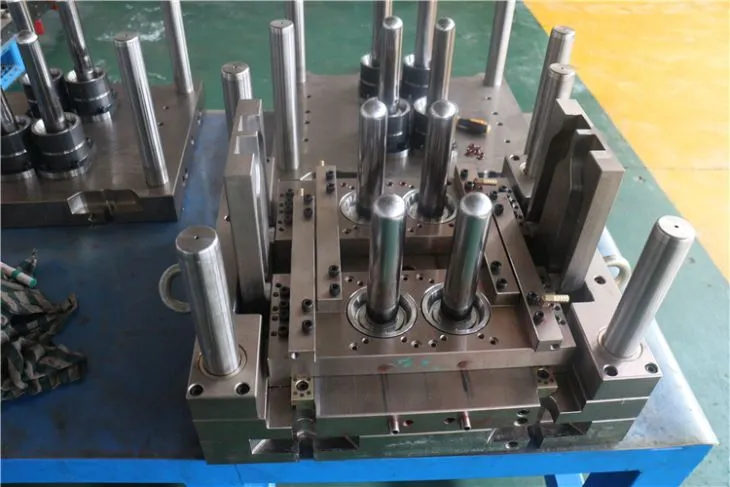 4 dobumi Pildiet vārstu PET sagataves veidni ar karstu skrējēju