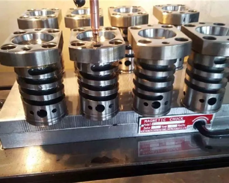 PET pudeļu sagataves veidne ar karstajiem runneriem