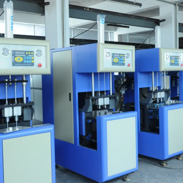Pusautomātiskā plastmasas pudeles pūšanas formēšanas mašīna